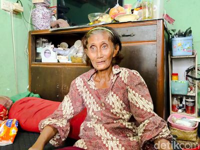 Potret Sulis, Lansia yang Masih Berjuang dari Tumpukan Barang Bekas