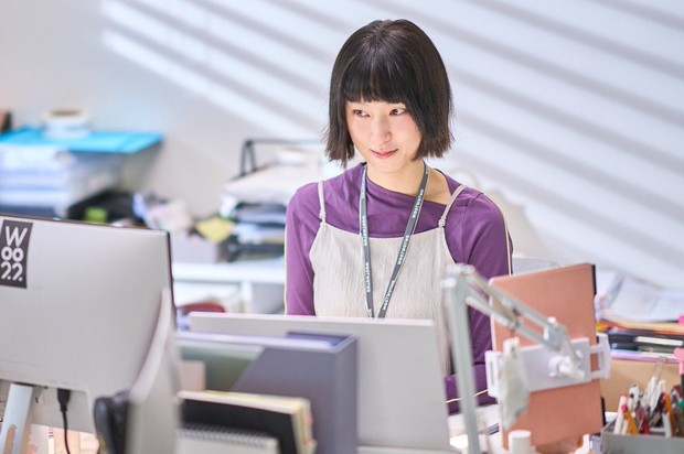 Potret Ryu Hye Young di The Intern/ Foto: instagram.com/warnerbros.korea
