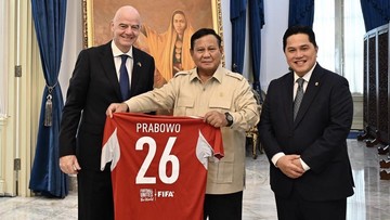 Prabowo Dapat Jersey Timnas Indonesia Nomor 26 dari Presiden FIFA