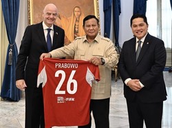 Prabowo Dapat Jersey Timnas Indonesia Nomor 26 dari Presiden FIFA