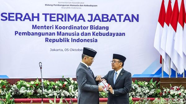 Pratikno Serahkan Jabatan Menko PMK kepada Sugiono