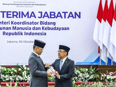 Pratikno Serahkan Jabatan Menko PMK kepada Sugiono