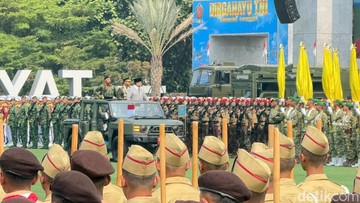 Didampingi Panglima, Prabowo Inspeksi Pasukan di Upacara HUT ke-81 TNI