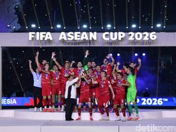 Prabowo dan Presiden FIFA Serahkan Trofi Juara ke Timnas Indonesia