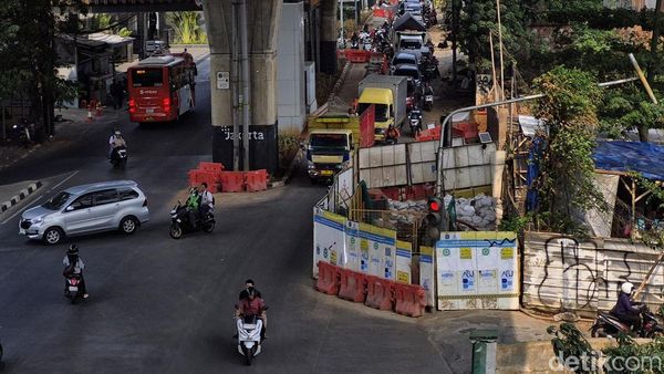 Proyek Pipa Air Bersih Bikin Lalin Cipulir-Ciledug Tersendat