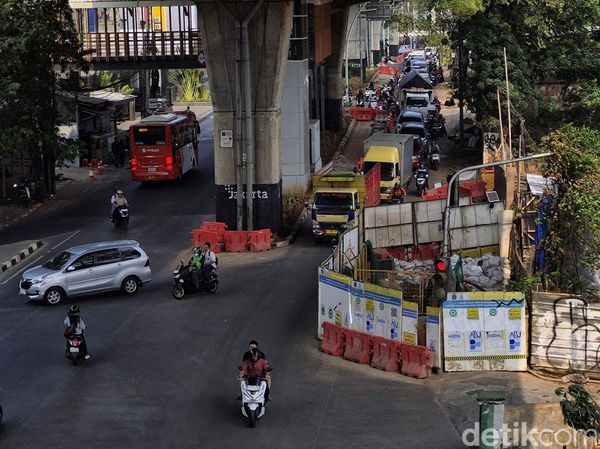 Proyek Pipa Air Bersih Bikin Lalin Cipulir-Ciledug Tersendat