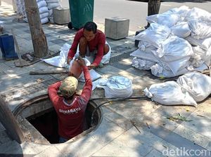 Saluran Air di Jalan Tunjungan Surabaya Dipenuhi Endapan Limbah Lemak