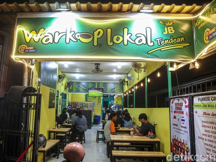 Serunya Warga Nobar Indonesia vs Thailand di Warkop