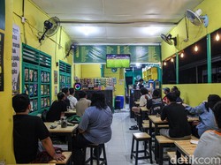 Sejumlah kursi di warung dipenuhi warga yang antusias mengikuti jalannya pertandingan melalui layar televisi. Para penonton tampak fokus menyaksikan setiap peluang yang diciptakan kedua tim.