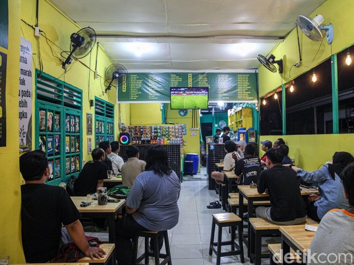 Serunya Warga Nobar Indonesia vs Thailand di Warkop