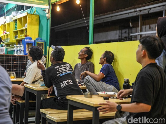 Serunya Warga Nobar Indonesia vs Thailand di Warkop