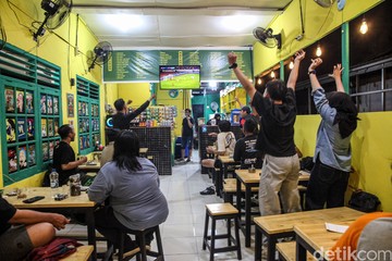 Serunya Warga Nobar Indonesia vs Thailand di Warkop