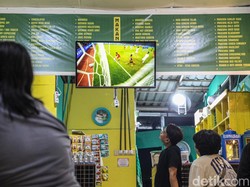 Tendangan bebas Dean James kemudian berhasil membobol gawang Thailand. Gol tersebut langsung disambut sorakan meriah para suporter yang memadati Warkop Lokal Tendean.