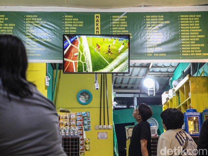 Serunya Warga Nobar Indonesia vs Thailand di Warkop