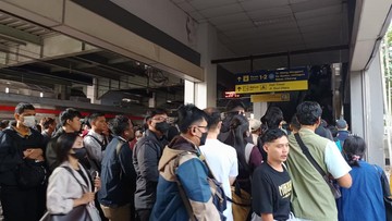 Eskalator Diperbaiki, Anker Cerita Beratnya Transit di Stasiun Duri Senin Pagi