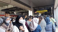 Eskalator Masih Diperbaiki, KAI Tambah Personel Urai Kepadatan di Stasiun Duri