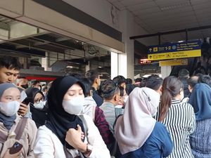 Eskalator Masih Diperbaiki, KAI Tambah Personel Urai Kepadatan di Stasiun Duri