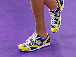 Miu Miu x New Balance Rilis Sneakers Baru, Dipakai Gigi Hadid di Catwalk