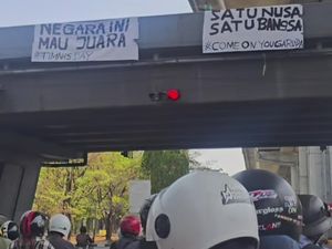 Spanduk Negara Ini Mau Juara di Makassar Jelang Final Indonesia Vs Thailand