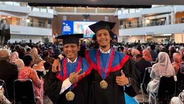 Kompak Ayah dan Anak Wisuda Bersama di ITS, Garap TA dan Disertasi Bareng
