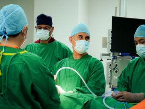Dokter Urologi MHJS Sukses Angkat Kanker Prostat dengan Bedah Robotik