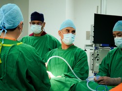 Dokter Urologi MHJS Sukses Angkat Kanker Prostat dengan Bedah Robotik