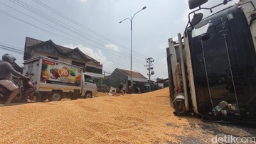 Potret Tronton Terguling di Flyover Mranggen Demak, Muatan Tumpah ke Jalan