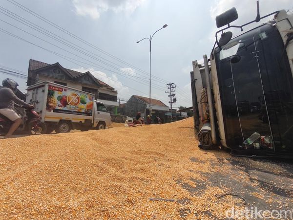 Potret Tronton Terguling di Flyover Mranggen Demak, Muatan Tumpah ke Jalan