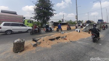 Tronton Terguling di Flyover Ganefo Mranggen, Lalin Dibuka Tutup