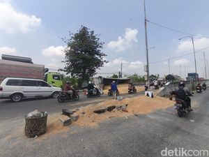 Tronton Terguling di Flyover Ganefo Mranggen, Lalin Dibuka Tutup