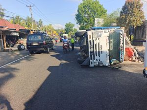 Pecah Ban-Patah As Roda, Truk Jungkit Terguling di Jalan Denpasar-Gilimanuk