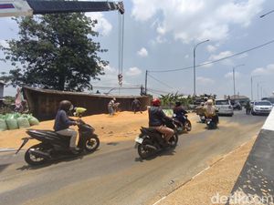 Detik-detik Tronton Terguling di Flyover Demak, Muatan Berhamburan ke Jalan