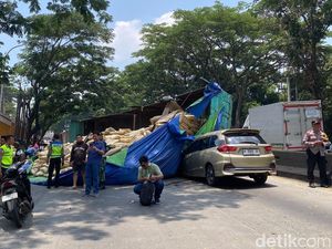 Truk Tronton Muatan Serbuk PVC Terguling Timpa Mobil di Banyumanik Semarang