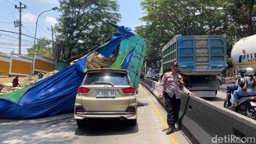 Tronton Terguling Timpa Mobil di Banyumanik Mati Mesin Saat Nanjak