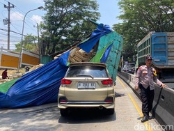 Tronton Terguling Timpa Mobil di Banyumanik Mati Mesin Saat Nanjak