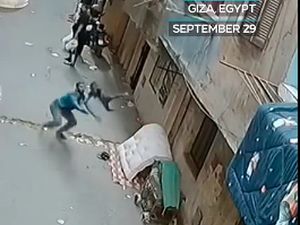 Viral Detik-detik Heroik Pemuda Selamatkan Bocah yang Jatuh dari Balkon