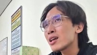 Viral Pagi Mengajar Jadi Dosen, Malam Jadi Anggota Boyband di Atas Panggung