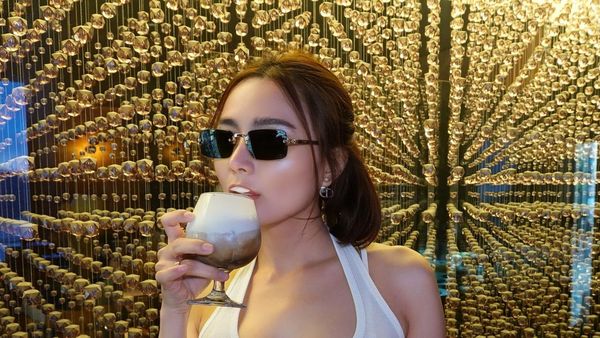 Kulineran di Singapura, Wika Salim Asyik Ngopi hingga Jajan Popcorn