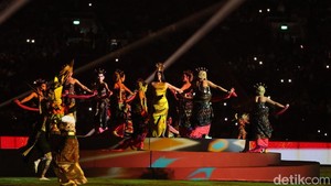 Penampilan Anggun di FIFA ASEAN Cup 2026, Pakai Kebaya Nyanyi Tanah Airku