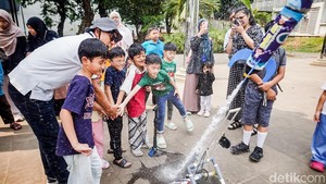 Belajar Fisika Lewat Eksperimen Roket Air