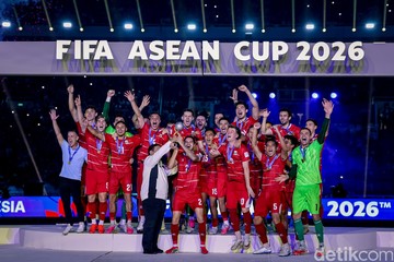 Dari Lapangan untuk Suporter, Timnas Indonesia Angkat Trofi Juara