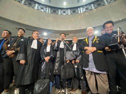 MK Tak Temukan Bukti Gibran Tamat SMA, Denny Indrayana: Tak Bisa Maju di 2029