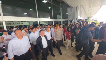 Kapolri dan Pimpinan DPR Dasco Temui Massa Aksi di Depan DPR