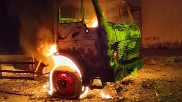 2 Truk Hangus Terbakar Dalam Gudang di Genuk Semarang