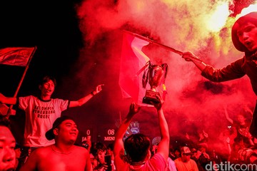 Dari Flare hingga Pawai, Euforia Timnas Juara di Bundaran HI