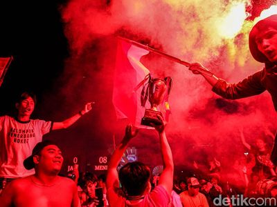 Dari Flare hingga Pawai, Euforia Timnas Juara di Bundaran HI