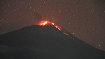 Gunung Ile Lewotolok di NTT Meletus 90 Kali, Ada Guguran Lava