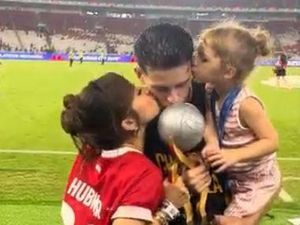 Video Kecupan di Pipi Justin Hubner dari Jennifer Coppen dan Kamari