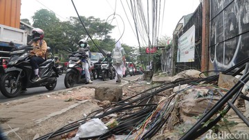 Kabel Semrawut Menjuntai di Ciputat, Bahayakan Pengguna Jalan