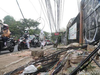 Kabel Semrawut Menjuntai di Ciputat, Bahayakan Pengguna Jalan